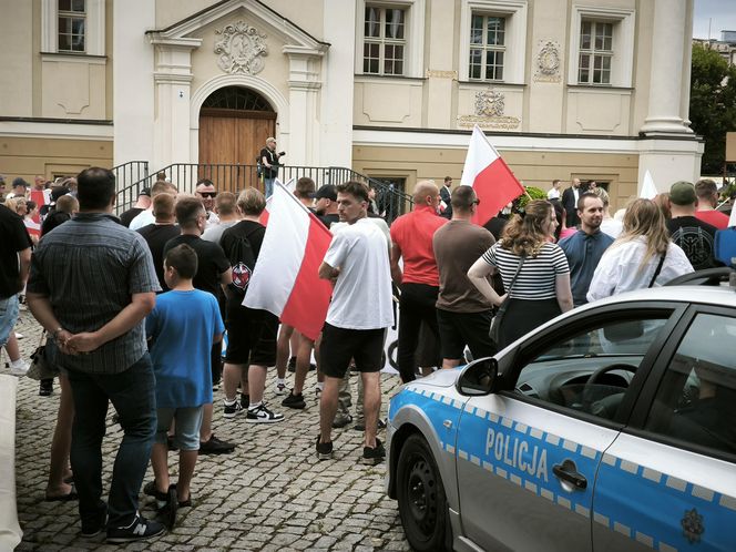 Manifestacja pod hasłem "Sto nielegalnej imigracji" w Lesznie