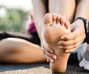 Źle dobrane buty czy problemy zdrowotne? Sprawdź, dlaczego bolą cię stopy po spacerze