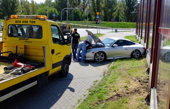 Rozbite Porsche 911 porzucone w Warszawie