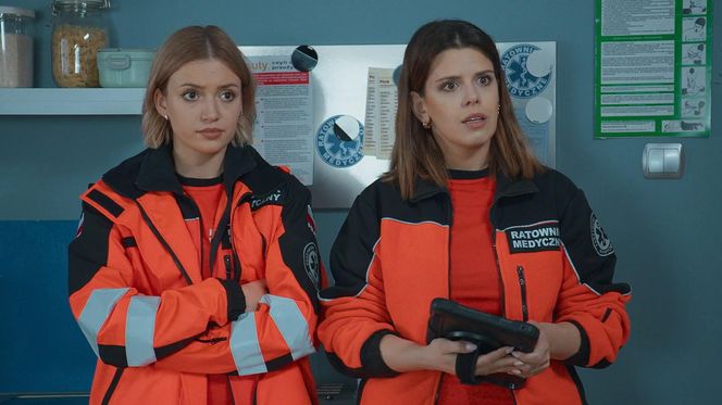 Na sygnale, odc. 733 po wakacjach. Britney (Paulina Zwierz), Martyna (Monika Mazur)