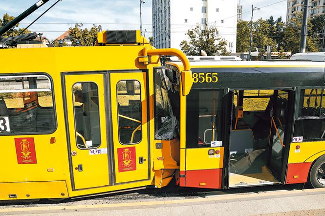 Tramwaj wbił się w autobus!