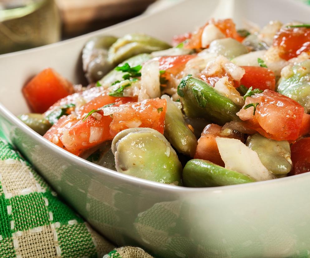 Prosta i sycąca sałatka z bobu i parówek