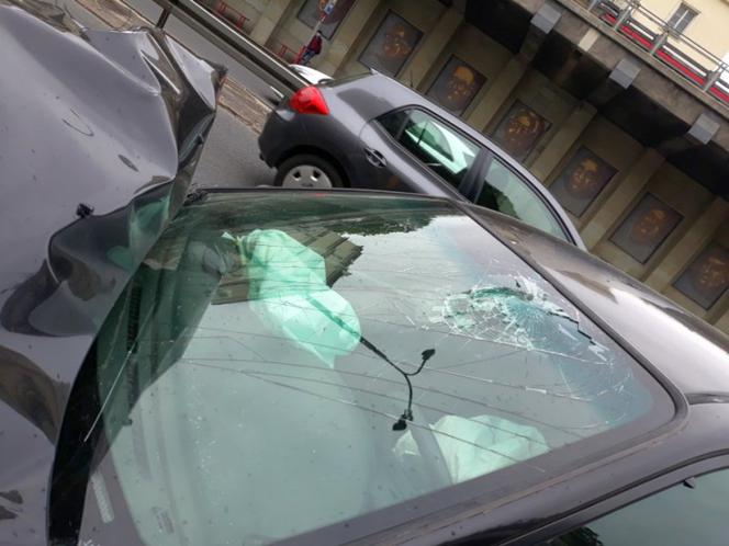 Dwie osobówki i autobus zderzyły się na Trasie Łazienkowskiej. Kierowca uciekł!