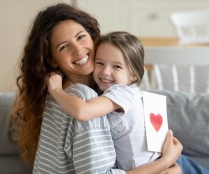 Kartki na Dzień Matki 2024. Prześliczne i darmowe grafiki z życzeniami dla mamy 26.05