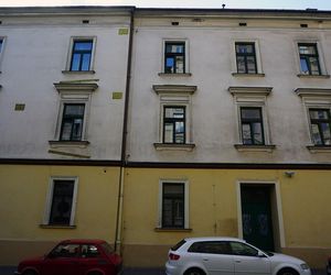 To jeden z najsłynniejszych budynków w Krakowie. W PRL-u stał się własnością państwa