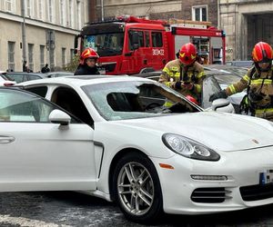 Porsche Panamera w ogniu! Pożar luksusowego auta w centrum Warszawy