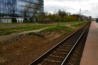 Gęsta smoła na peronie PKP Służewiec