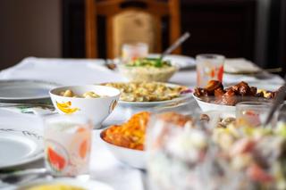 Dlaczego na stole wigilijnym powinno być 12 potraw? Poznaj najważniejsze zwyczaje i przesądy!