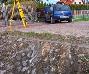 Łęg Tarnowski. Opel wypadł z jezdni i uderzył w betonowe ogrodzenie