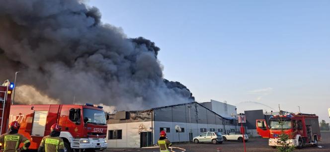 Pożar w magazynie firmy spożywczej. Słup ognia i dymu widać z daleka. 200 strażaków walczy z płomieniami