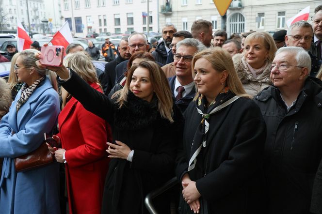 Mateusz Morawiecki pojawił się w budynku prokuratury w Warszawie. Ma usłyszeć zarzuty ws. wyborów korespondencyjnych z 2020 roku