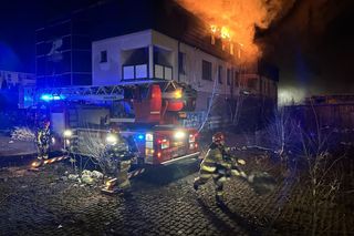 Nocny pożar pustostanu w Warszawie. Wcześniej doszło tam do zabójstwa