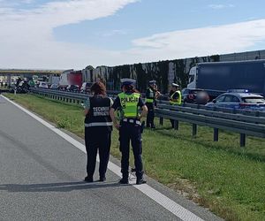 Śmiertelny wypadek na S8 pod Pabianicami. Kierujący BMW jechał pod prąd i huknął w tir