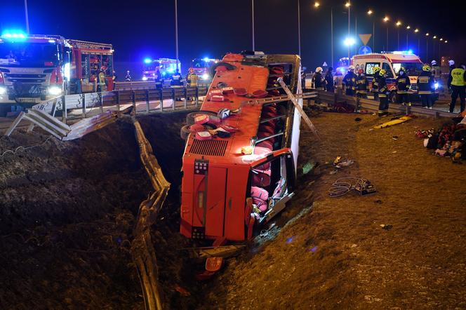 Tragiczny wypadek na A4. Autobus wypadł z autostrady. Nie żyje 5 osób, kilkadziesiąt jest rannych