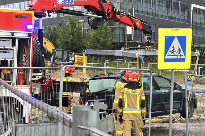 Kraków. Przez opady deszczu pod samochodem zapadła się jezdnia