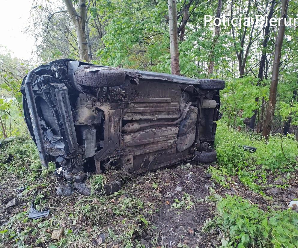 Wypadek w Bieruniu. 42-letni kierowca wypadł z drogi i uderzył w drzewo