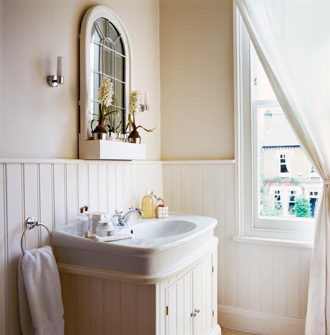 Pastelowa boazeria w łazience w angielskim stylu