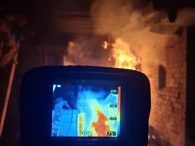 Nocny pożar na Sienkiewicza w Lesznie. Możliwe, że to było podpalenie [ZDJĘCIA]