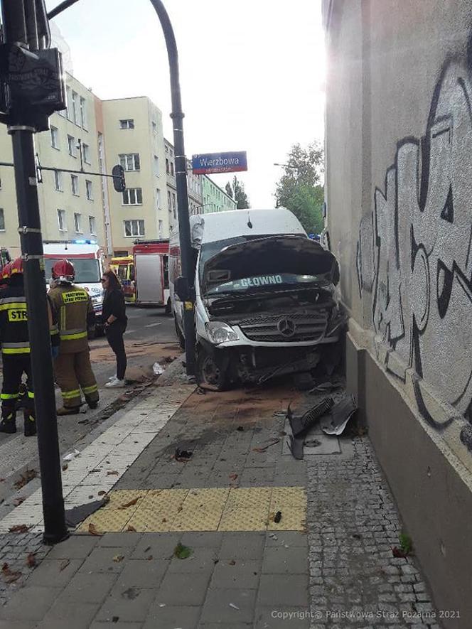 Groźny wypadek busa i osobówki w centrum Łodzi