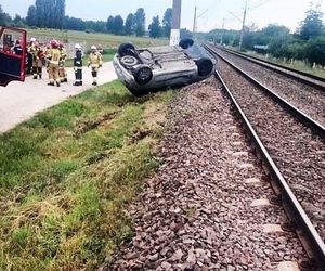 Pijana 39-latka dachowała na nasypie kolejowym. W aucie były jej dzieci!