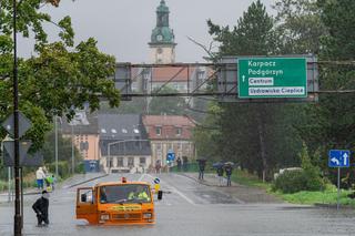 Ktoś użył koparki do przerwania wałów w Cieplicach!