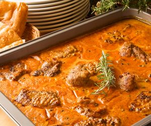 Karkówka zapiekana w sosie pomidorowym: przepis na schab karkowy 