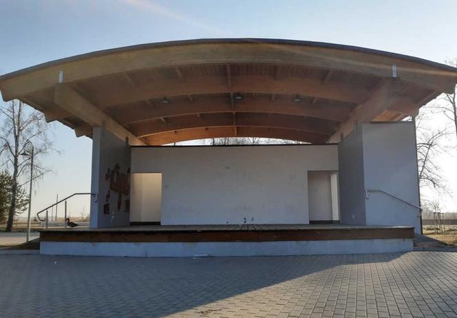 Nidzica. Nastolatkowie zdewastowali amfiteatr nad jeziorkiem. Straty to blisko 3 tysiące złotych