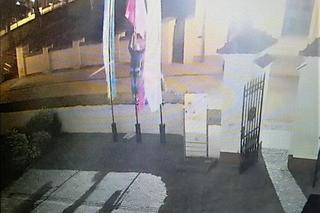 Robiły to na terenie parafii w Pułtusku pod osłoną nocy! Jedna z kobiet stała na ogrodzeniu [ZDJĘCIA]