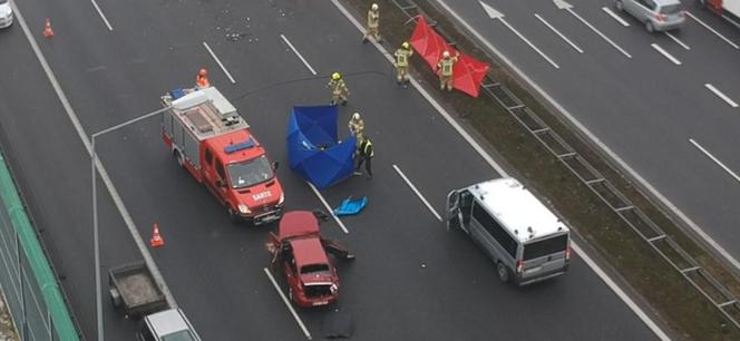 Śmiertelny wypadek na autostradzie. Renault uderzyło w bariery, potężne utrudnienia w ruchu