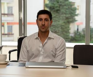 Sztuczna inteligencja przeprowadza operacje.