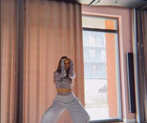 Małgorzata Rozenek-Majdan ćwiczy kocie ruchy na parkiecie. Na razie bardziej lwiątko niż pantera!