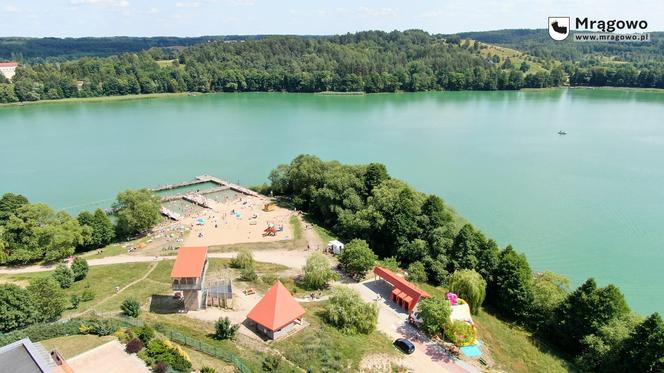 Ogromny pomost i piaszczysta plaża. To miejsce na Mazurach przyciąga tłumy turystów. Zobacz zdjęcia