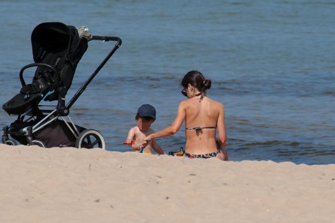 Marta Kaczyńska na plaży karmi dziecko piersią