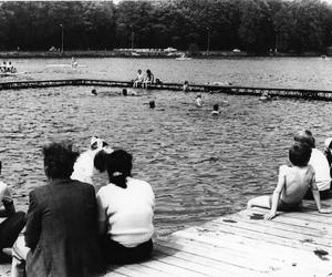 Fotografie prezentujące dzieci i dorosłych wypoczywających na plaży w Antoninie w 1980 r. APK, Urząd Wojewódzki w Kaliszu