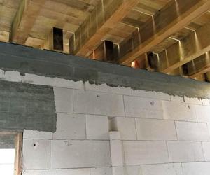 Oparcie drewnianych belek stropowych na ścianie murowanej