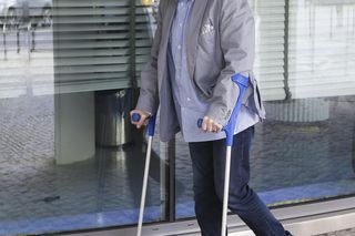 Kowboj o kulach. Tak Olbrychski wraca do zdrowia po operacji