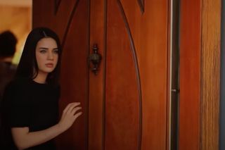 W domu zjawi się policja i zakuje ją w kajdanki.