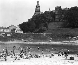 Panorama plaży i Wawelu. Zdjęcie zrobione w 1929 roku 