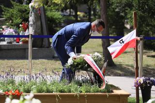 Premier Mateusz Morawiecki na cmentarzu