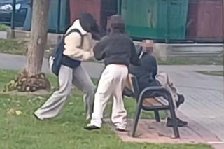 Dwie 13-latki zaatakowały mężczyznę siedzącego na ławce. Biły go patykami