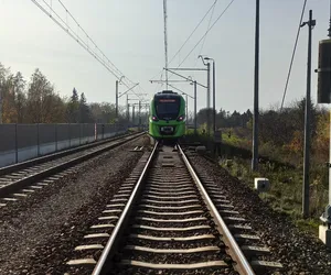 Pociąg huknął w pijanego 35-latka. Przechodził w niedozwolonym miejscu. Zaskakujący finał wypadku!