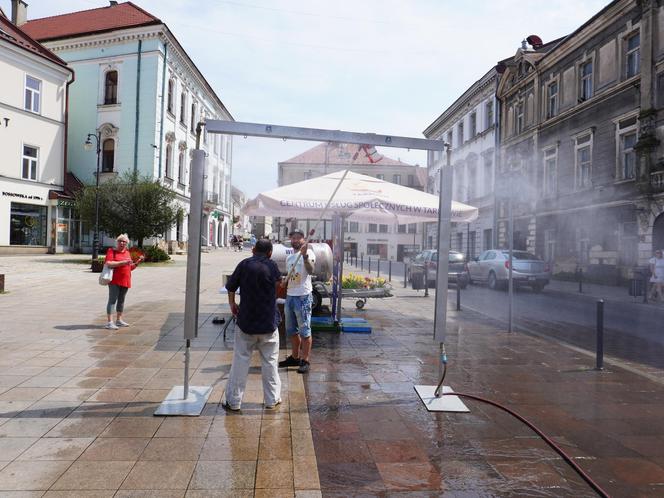 Tarnów walczy z falą upałów. Na ulicach rozdawana jest woda, stanęły również kurtyny wodne