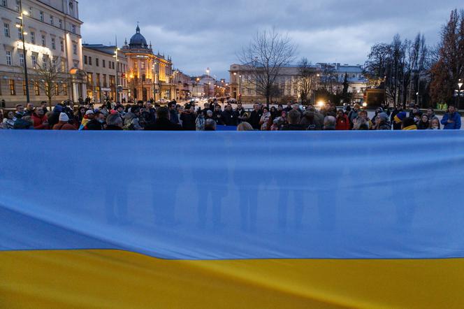 Lublin solidarny z Ukrainą. Manifestacja na Placu Litewskim. Budynki w barwach Ukrainy