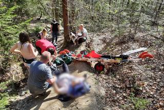 Dramatyczny wypadek młodego rowerzysty na Górze Żar. Połamanego 15-latka musiał ze szlaku zabrać helikopter LPR [ZDJĘCIA]