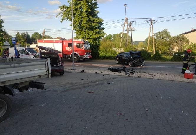Potworny wypadek w Koszycach Wielkich. Kierowca dostawczaka zakończył jazdę na ścianie sklepu 