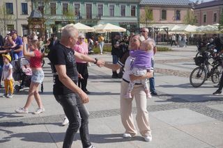 Trwa majówka w Kielcach. Piknik, uroczystości i ogromna flaga na urzędzie!