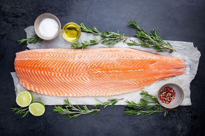 Tę rybę Polacy jedzą za rzadko. Reguluje cholesterol, wzmacnia odporność i serce