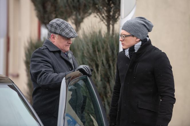 Na Wspólnej, odc. 2882. Maks (Adam Fidusiewicz), Wyszoła (Marek Kasprzyk)