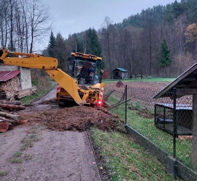 Pijany operator koparki zniszczył 20-metrowe ogrodzenie. Podczas ucieczki rozkopał drogę