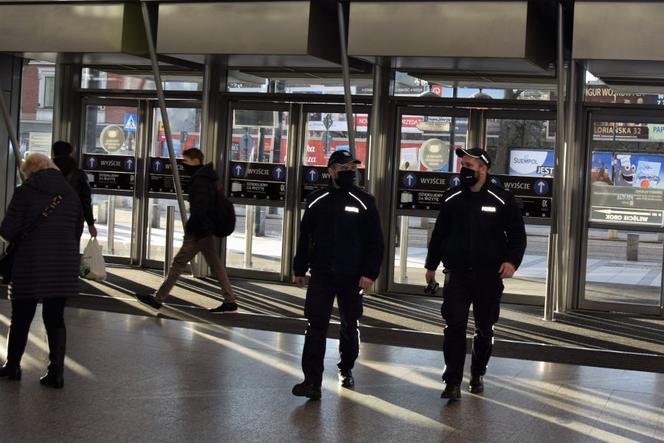 Koronawirus: policja kontroluje galerie handlowe. Posypały się mandaty i nie tylko!